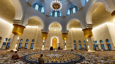 Endonezya 'nın merkezindeki tek kişilik şehir Cava' da Şeyh Zaed Camii 'nin içinde.