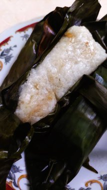 Arem-arem, muz yapraklarına sarılmış, sebze ve etle dolu sıkıştırılmış pirinçten yapılmış geleneksel Endonezya atıştırmalığı..