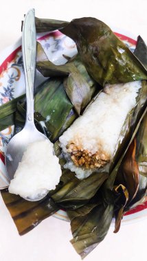 Arem-arem, muz yapraklarına sarılmış, sebze ve etle dolu sıkıştırılmış pirinçten yapılmış geleneksel Endonezya atıştırmalığı..