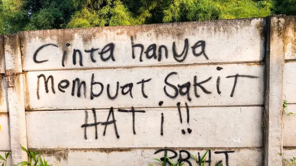 Endonezya 'da betona sprey boyayla boyanmış grafiti.