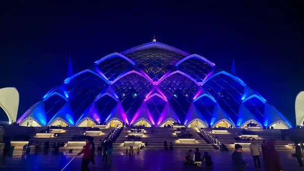 Al Jabbar Camii Bandung 'da, Batı Java geceleri renk değiştirerek