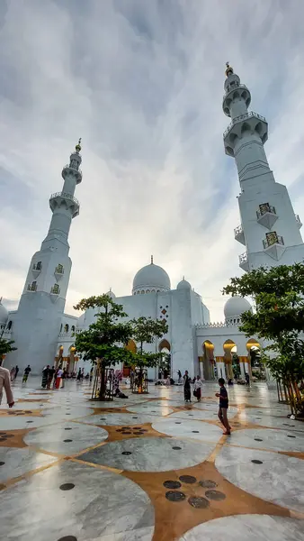 Tek kişilik şehir merkezi Java Endonezya 'daki Şeyh Zized Camii' nin dışı.