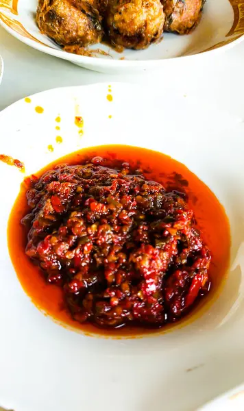 Kırmızı biber sosu yağda pişirildi.