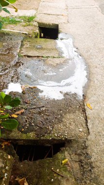 Boruya akan sabunlu su ve deterjan.