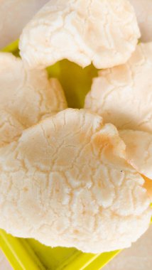 Taze karides krakerlerinin fotoğrafı.