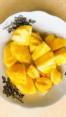 Parlak renkli taze mango parçaları.