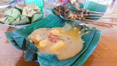 Muz yapraklarında servis edilen soslu biftekten Padang satay.