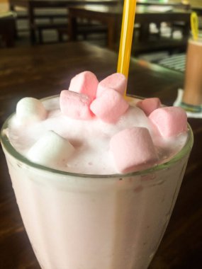 Dev boy dondurma kasenin üstünde.