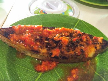 Orta parça balık ızgara ve biber sosuyla kaplanmış.