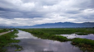 Nehir, dağlardan gelen temiz suyla akar.