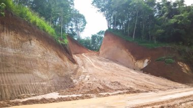 Yeni açılmış bir yol tepelerden geçiyor.