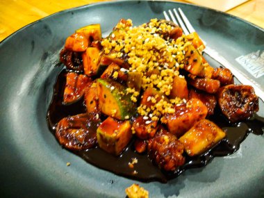 Fıstık soslu ve palmiye şekerli meyve salatası