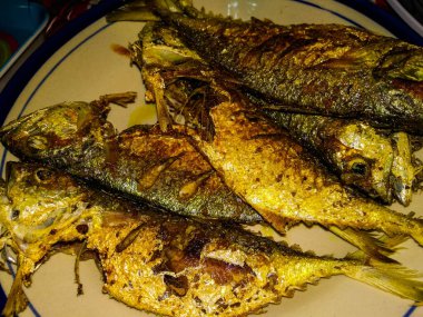 Tuzlu ve lezzetli kızarmış deniz balığı.