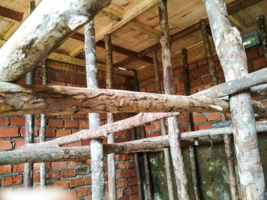 Döşeme dökülüyor ve hala ıslak.