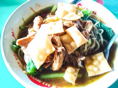 Kızarmış hamur köfteli tavuk.