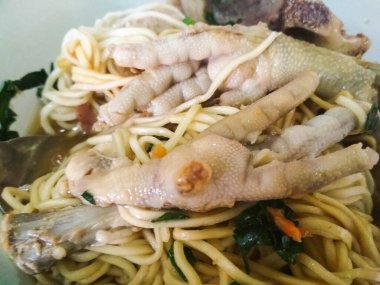 Tavuklu erişteyi karıştırmak için tavuk ayağı pişirildi.