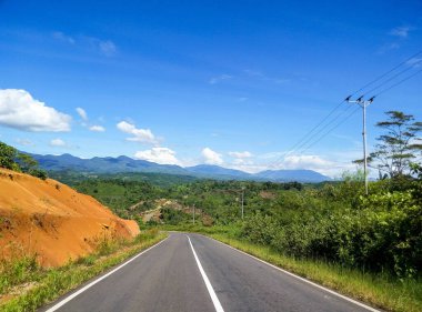 Terkedilmiş asfalt yolu ve güzel bir dağ arkaplanı.