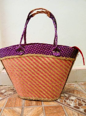 Endonezyalı annelerin örgü ve boncukları şeklinde el sanatları.