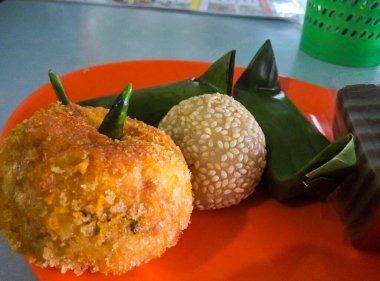 Onde-onde, lemper ve risol şeklinde Endonezya atıştırmalıkları