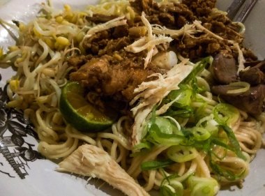 Bengkulu, Endonezya 'nın tipik tavuk ayaklı eriştesi.