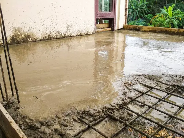 Döşeme dökülüyor ve hala ıslak.