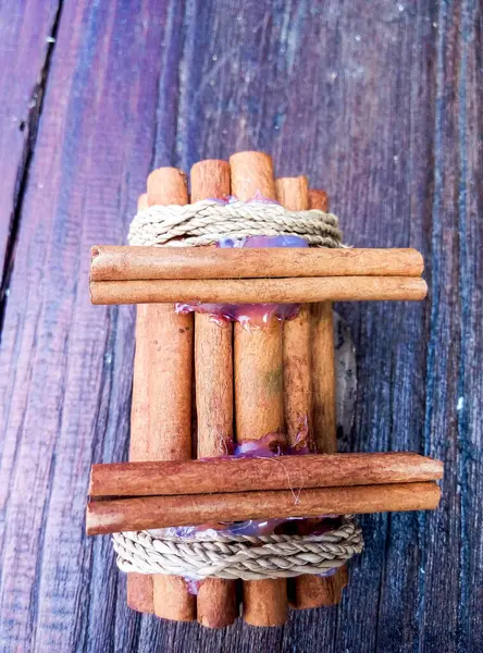 Tahta bir masada, ahşap bir kasede bir yığın renkli şeker..