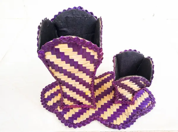 Endonezyalı annelerin örgü ve boncukları şeklinde el sanatları.