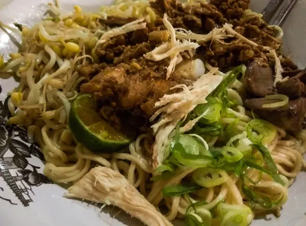 Bengkulu, Endonezya 'nın tipik tavuk ayaklı eriştesi.