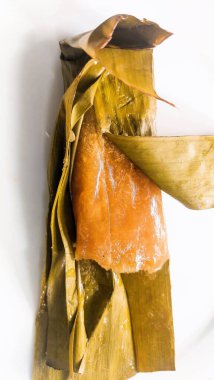 Muz yapraklarına sarılmış haşlanmış kasvadan yapılmış Endonezya yemeği.