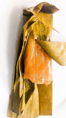 Muz yapraklarına sarılmış haşlanmış kasvadan yapılmış Endonezya yemeği.