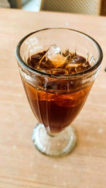 Buzlu çay, berrak bardakta.