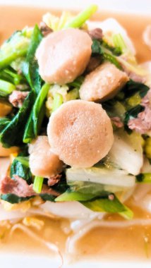 Et köftesi, lahana ve hardal yapraklı çorba şeklinde sağlıklı bir yemek.