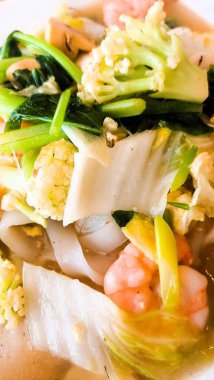 Et köftesi, lahana ve hardal yapraklı çorba şeklinde sağlıklı bir yemek.