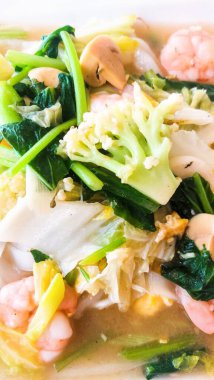 Et köftesi, lahana ve hardal yapraklı çorba şeklinde sağlıklı bir yemek.