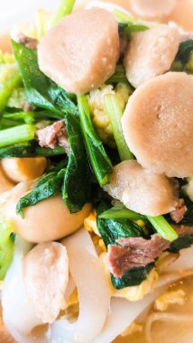 Et köftesi, lahana ve hardal yapraklı çorba şeklinde sağlıklı bir yemek.