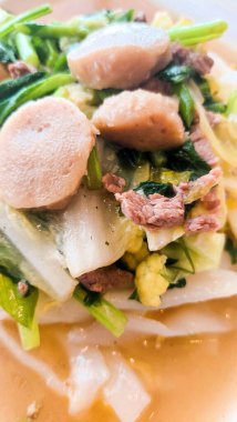 Et köftesi, lahana ve hardal yapraklı çorba şeklinde sağlıklı bir yemek.