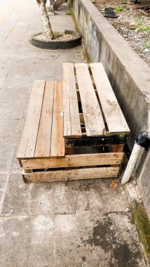 Merdivenler için adımlar, yolun kenarındaki ağaçtan yükselin.