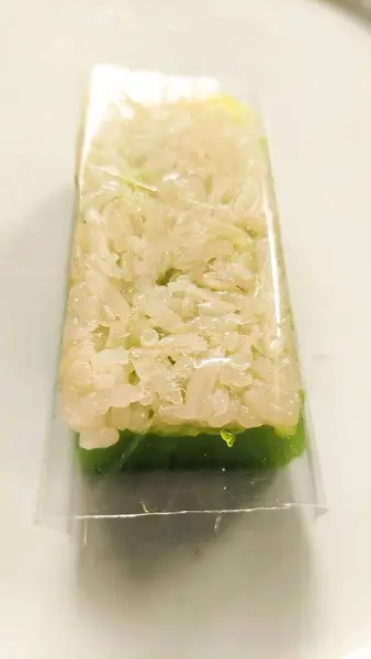 Yapışkan pirinçten yapılmış Endonezya yemeği