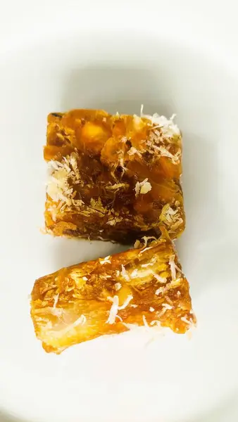 Gethuk haşlanmış kasavadan yapılan bir aperatiftir, sonra granüle şeker ya da esmer şeker ve hindistan cevizi ile karıştırılır ve sonra hepsini birden ezer..