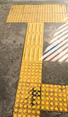 Engelliler için yol işaretleri sarı ve yön işaretleri var.