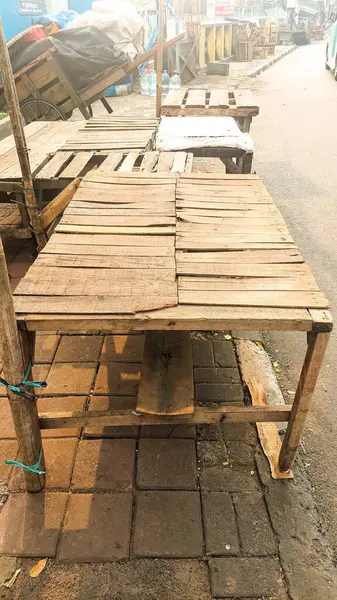 Geleneksel pazarlarda meyve taşımak için kullanılan ahşap kutular