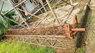 Anteni yerleştirmek için üçgen kule halat kablosu