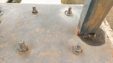 Çerez ve demir cıvatalar