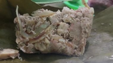 Botok, lezzetli baharatlarla karıştırılmış ve muz yapraklarına sarılmış rendelenmiş hindistan cevizinden yapılan tipik bir Java yemeğidir..