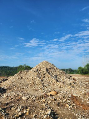 Çorak bahçe toprağı, parlak mavi gökyüzünün zeminine açılmaya başlıyor.