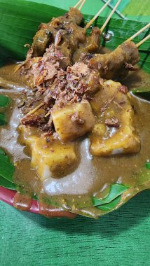 Muz yapraklarında servis edilen Padang satay lezzetli..