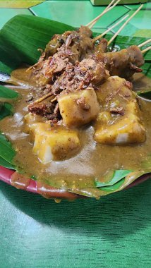 Muz yapraklarında servis edilen Padang satay lezzetli..