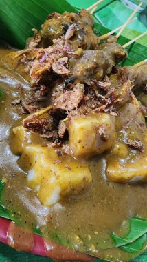 Muz yapraklarında servis edilen Padang satay lezzetli..