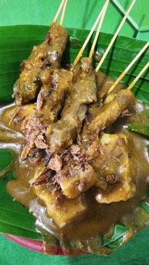 Muz yapraklarında servis edilen Padang satay lezzetli..