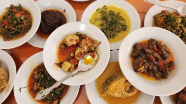 Kızarmış tavuk şeklinde çeşitli tipik Kerinci yemekleri bol ve lezzetli galangal, arkadaş jengkol, urap ve diğerleri.